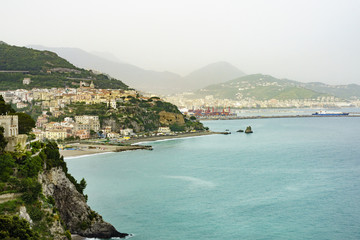 Fototapeta na wymiar Blick von der Amalfatina auf Vietri sul Mare und Salerno