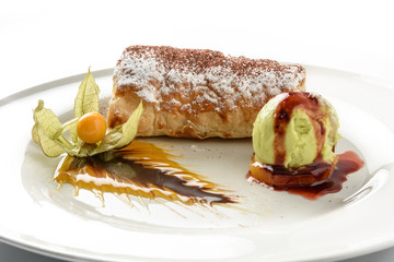 apple strudel with ice cream