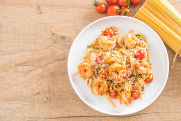 spaghetti with shrimps, tomatoes, basil and cheese