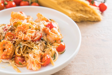 spaghetti with shrimps, tomatoes, basil and cheese