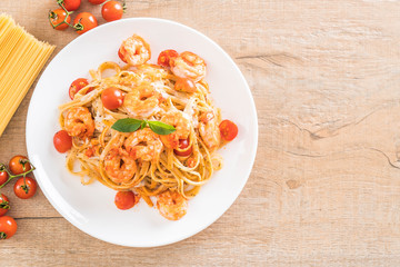 spaghetti with shrimps, tomatoes, basil and cheese