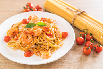 spaghetti with shrimps, tomatoes, basil and cheese