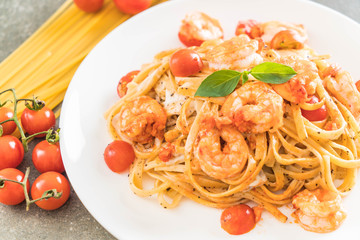 spaghetti with shrimps, tomatoes, basil and cheese