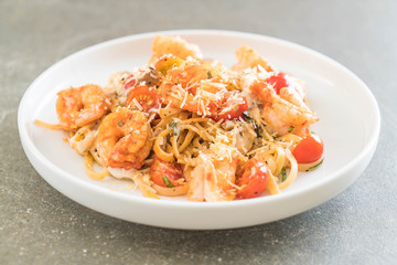 spaghetti with shrimps, tomatoes, basil and cheese
