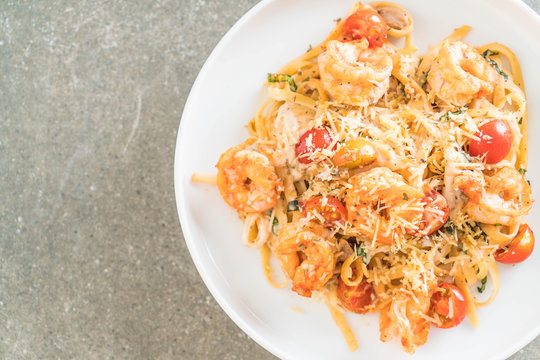 spaghetti with shrimps, tomatoes, basil and cheese