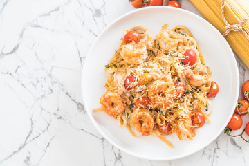 spaghetti with shrimps, tomatoes, basil and cheese