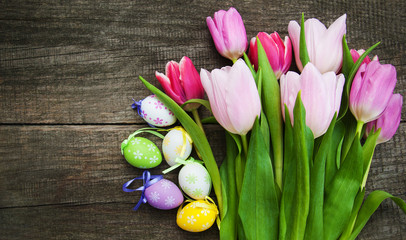 Obraz na płótnie Canvas Easter eggs and tulips