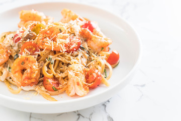 spaghetti with shrimps, tomatoes, basil and cheese