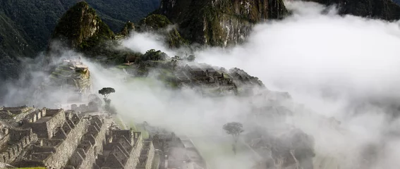 Crédence de cuisine en verre imprimé Machu Picchu Atmospheric panoramic view to terraces hovered by morning clouds, Machu Picchu, Unesco World Heritage site, Sacred Valley, Peru 