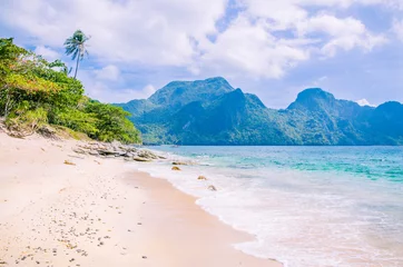 Photo sur Plexiglas Plage tropicale Stunning beach on Helicopter Island in the Bacuit archipelago in El Nido, Cadlao Island in Background, Palawan, Philippines