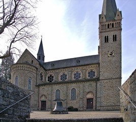 Fototapeta na wymiar Die Helenenglocke vor dem Siegtaldom St.Laurentius in Dattenfeld