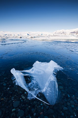 Obraz premium Piece of ice in Jokulsarlon glacial lake
