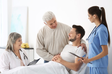 Obraz premium Doctors visiting patient in hospital