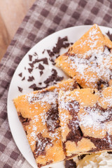 Schokoladenkuchen mit Puderzucker
