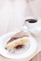 Ein Stück schwedische Apfel Torte auf einem Teller mit Kaffee