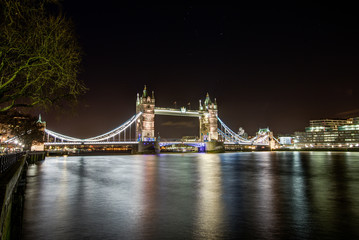 Obraz premium Tower Bridge with reflections in the Thames at night