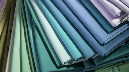 Bodegon dechado de tejidos de diferentes colores