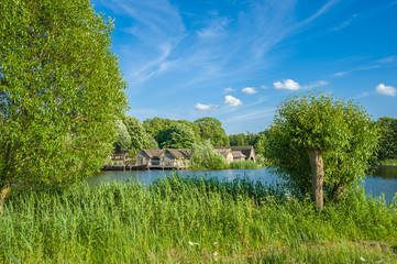 Landschaft am Wallsee mit Blick zum Wallmuseum mit Slawendorf