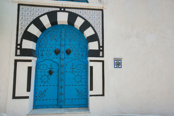 Naklejka premium Typical local door of traditional house, Tunis, Tunisia