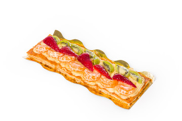 Pastel de fruta con mandarinas, fresas y kiwi sobre base de hojaldre