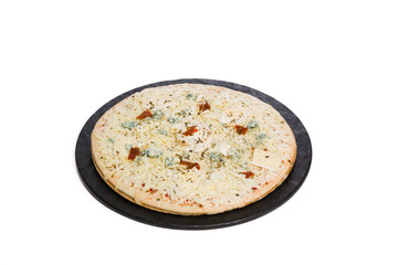 Pizza cruda lista para poner en el horno vista 3/4