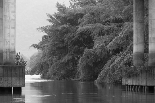 Fototapeta Water level marks on the bridge supports - black and white