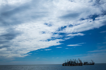 Fototapeta na wymiar Boat in sea & Blue sky