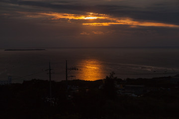 Fototapeta na wymiar 本部町の海を照らす夕焼け空