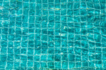 Obraz premium Bottom of swimming pool through clear water with ripple