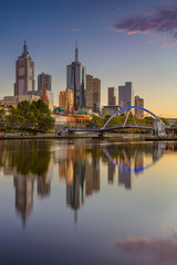 Obraz premium Miasto Melbourne. Pejzaż miejski z Melbourne, Australia podczas letniego wschodu słońca.