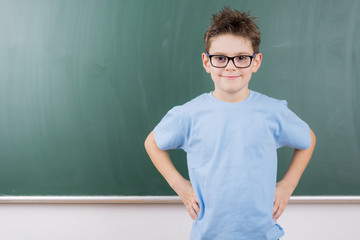 schüler steht vor der tafel