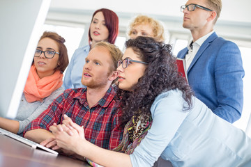 Obraz premium Ludzi biznesu przy użyciu komputera w biurze