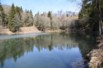 Fototapeta na wymiar Kleiner See in Frühlingsluft