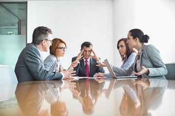 Businesspeople arguing in meeting - obrazy, fototapety, plakaty