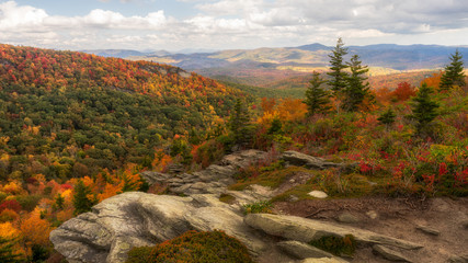 Obraz premium Autumn Crag View from the Cragway Trail on Grandfather Mountain near Blue Ridge Parkway