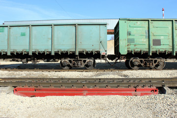 Fototapeta na wymiar Железнодорожные весы для взвешивания вагонов в движении