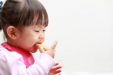 ウェハースを食べる幼児(2歳児)