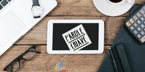 Parole chiave, Italian text for Keywords , yellow sticky note, office desk with computer...