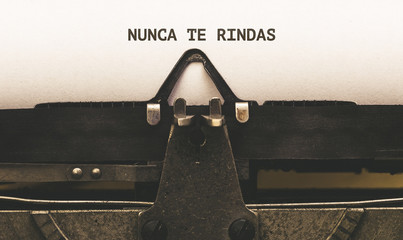 Nunca te rindas, Spanish text for Never Give Up on vintage type writer from 1920s