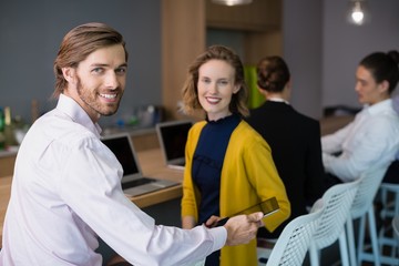 Obraz premium Business executives discussing on conference table