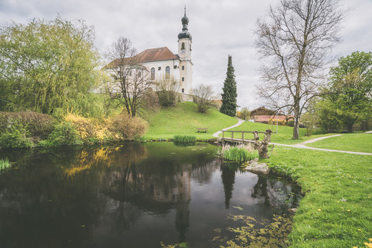 Kirche St Johannes in Breitbrunn am Chiemsee, Oberbayern in Deutschland