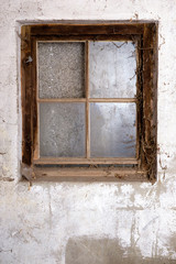 Verstaubtes altes verschlossenes Fenster in Mauer