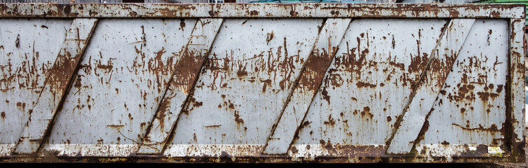 Frontalansicht eines Stahlcontainers