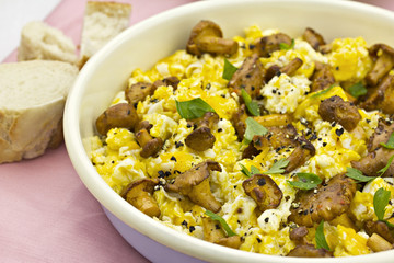 Scrambled eggs with chanterelle