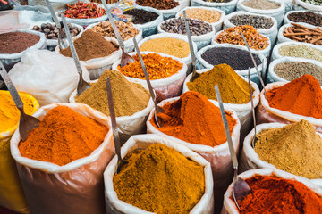 India spices at the local market at Delhi. - obrazy, fototapety, plakaty