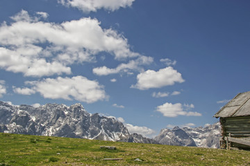 Fototapeta na wymiar Almhütte vor den Sextner Dolomiten