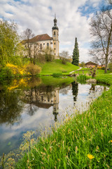 Fototapeta na wymiar Kirche St Johannes in Breitbrunn am Chiemsee, Oberbayern in Deutschland