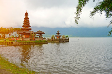 Pura Ulun Danu Bratan, Bali lake water mountain