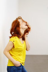 lachende frau mit roten haaren
