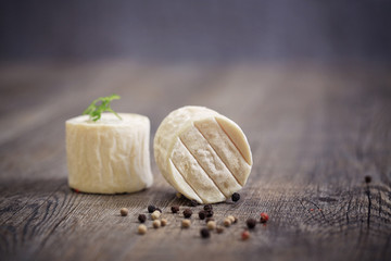 fromage de chèvre sur planche en bois